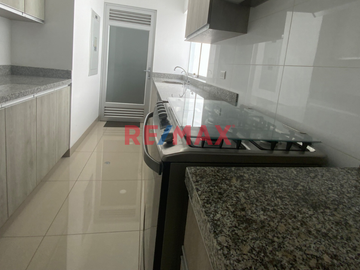 ¡ TU NUEVO HOGAR EN SURCO, FRENTE A PARQUE 🌳

Imagina despertar cada día con una hermosa vista a áreas verdes.  Este amplio departamento de 123 m² e