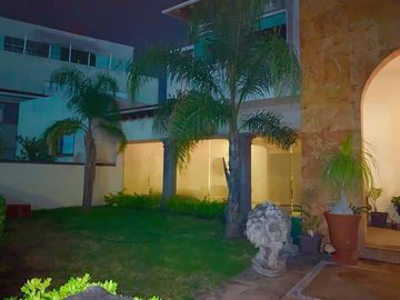 Residencia de Autor en Centro Sur, 740m2, 6 Autos, 4 Habitaciones,  Doble Altura