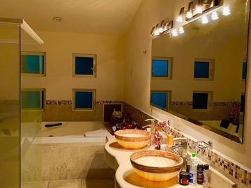 Residencia de Autor en Centro Sur, 740m2, 6 Autos, 4 Habitaciones,  Doble Altura