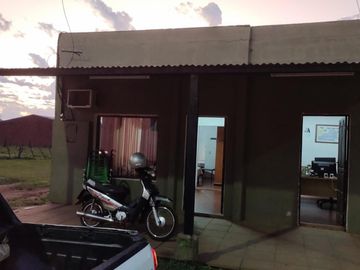 EXCELENTE PROPIEDAD CASA DE TRES AMBIENTES CON UBICACION PARA VARIOS DESTINOS COMERCIAL RESIDENCIAL