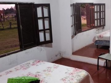 EXCELENTE PROPIEDAD CASA DE TRES AMBIENTES CON UBICACION PARA VARIOS DESTINOS COMERCIAL RESIDENCIAL