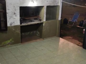 EXCELENTE PROPIEDAD CASA DE TRES AMBIENTES CON UBICACION PARA VARIOS DESTINOS COMERCIAL RESIDENCIAL