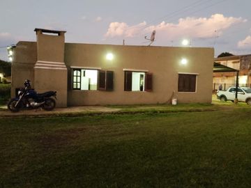 EXCELENTE PROPIEDAD CASA DE TRES AMBIENTES CON UBICACION PARA VARIOS DESTINOS COMERCIAL RESIDENCIAL