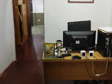 EXCELENTE PROPIEDAD CASA DE TRES AMBIENTES CON UBICACION PARA VARIOS DESTINOS COMERCIAL RESIDENCIAL