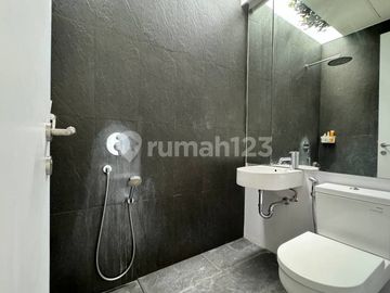 Rumah Siap Huni Halaman Luas Konsep Modern Minimalist di Cinere