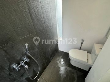 Rumah Siap Huni Halaman Luas Konsep Modern Minimalist di Cinere