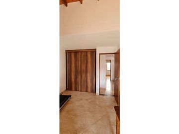 Se vende casa en La Ceja m, sector Gualanday, 2 niveles y manzarda
