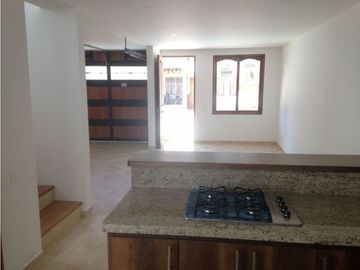 Se vende casa en La Ceja m, sector Gualanday, 2 niveles y manzarda