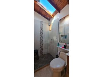Se vende casa en La Ceja m, sector Gualanday, 2 niveles y manzarda