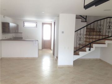 Se vende casa en La Ceja m, sector Gualanday, 2 niveles y manzarda
