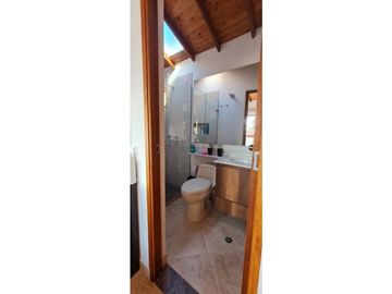 Se vende casa en La Ceja m, sector Gualanday, 2 niveles y manzarda