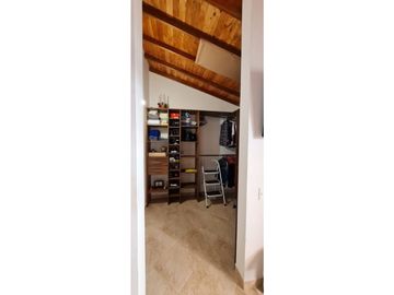 Se vende casa en La Ceja m, sector Gualanday, 2 niveles y manzarda