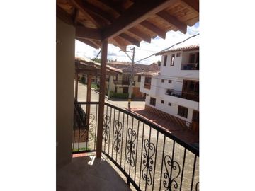 Se vende casa en La Ceja m, sector Gualanday, 2 niveles y manzarda