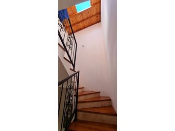 Se vende casa en La Ceja m, sector Gualanday, 2 niveles y manzarda