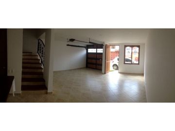 Se vende casa en La Ceja m, sector Gualanday, 2 niveles y manzarda