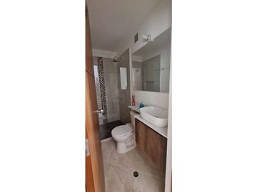 Se vende casa en La Ceja m, sector Gualanday, 2 niveles y manzarda
