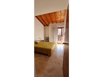 Se vende casa en La Ceja m, sector Gualanday, 2 niveles y manzarda