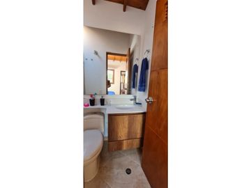 Se vende casa en La Ceja m, sector Gualanday, 2 niveles y manzarda