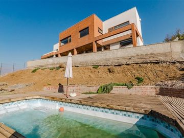 Gran Casa en venta de 6 dorm. en Lo Barnechea