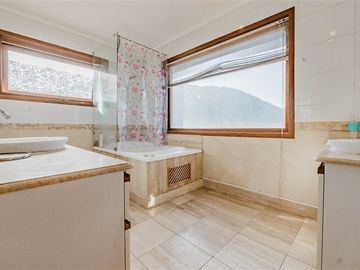 Gran Casa en venta de 6 dorm. en Lo Barnechea