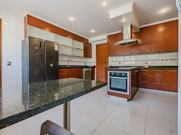 Gran Casa en venta de 6 dorm. en Lo Barnechea