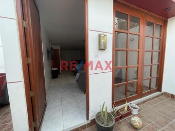 🏡 **Encantadora Casa Urbana en Venta en Chiclayo**

¿Buscas el hogar ideal para tu familia en una ubicación privilegiada? ¡No busques más! Te presen