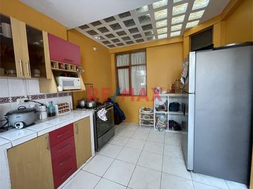 🏡 **Encantadora Casa Urbana en Venta en Chiclayo**

¿Buscas el hogar ideal para tu familia en una ubicación privilegiada? ¡No busques más! Te presen