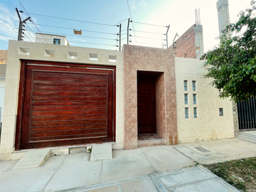 🏡 **Encantadora Casa Urbana en Venta en Chiclayo**

¿Buscas el hogar ideal para tu familia en una ubicación privilegiada? ¡No busques más! Te presen