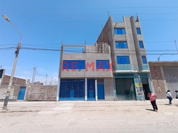 🏡 ¡Casa comercial de ensueño en venta! 🏡
 
Ubicada en la Av. Chiclayo, José Leonardo Ortiz, Chiclayo, esta imponente casa de 3 pisos ofrece 348.32 m
