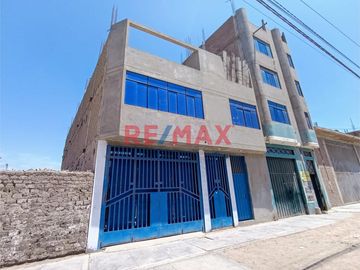 🏡 ¡Casa comercial de ensueño en venta! 🏡
 
Ubicada en la Av. Chiclayo, José Leonardo Ortiz, Chiclayo, esta imponente casa de 3 pisos ofrece 348.32 m