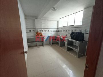 🏡 ¡Casa comercial de ensueño en venta! 🏡
 
Ubicada en la Av. Chiclayo, José Leonardo Ortiz, Chiclayo, esta imponente casa de 3 pisos ofrece 348.32 m