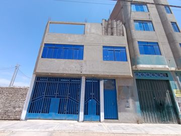 🏡 ¡Casa comercial de ensueño en venta! 🏡
 
Ubicada en la Av. Chiclayo, José Leonardo Ortiz, Chiclayo, esta imponente casa de 3 pisos ofrece 348.32 m