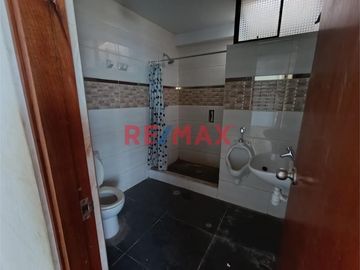 🏡 ¡Casa comercial de ensueño en venta! 🏡
 
Ubicada en la Av. Chiclayo, José Leonardo Ortiz, Chiclayo, esta imponente casa de 3 pisos ofrece 348.32 m