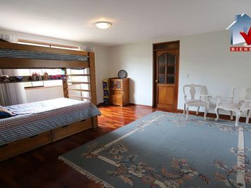 Linda Casa De Amplios Ambientes Con Full Seguridad. Casa Moderna