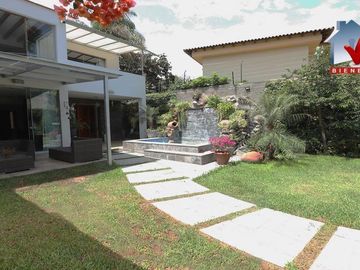Linda Casa De Amplios Ambientes Con Full Seguridad. Casa Moderna