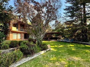 Casa mediterránea con amplio jardin y piscina, Lo Barnechea
