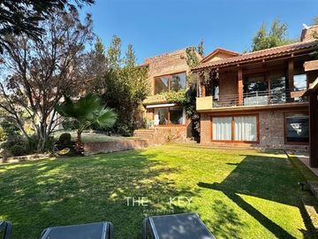 Casa mediterránea con amplio jardin y piscina, Lo Barnechea