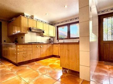 Casa mediterránea con amplio jardin y piscina, Lo Barnechea