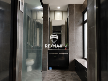 DIJUAL CEPAT! Rumah Mewah di Boulevard Banjar Wijaya, Hanya 50 Meter dari Gerbang Utama