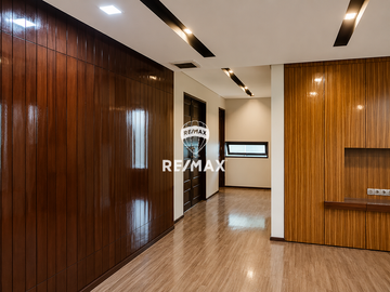 DIJUAL CEPAT! Rumah Mewah di Boulevard Banjar Wijaya, Hanya 50 Meter dari Gerbang Utama