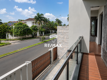 DIJUAL CEPAT! Rumah Mewah di Boulevard Banjar Wijaya, Hanya 50 Meter dari Gerbang Utama