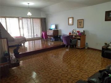 CHALET DE 5 AMBIENTES EN EXCELENTE UBICACIÓN