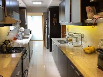 RECOLETA -Moderno y lujoso piso de 5 ambientes, con dependencia, cochera y baulera