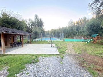 Casa en parcela venta 4D/4B piscina en Rio Plata - Pucón
