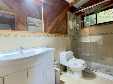Casa en parcela venta 4D/4B piscina en Rio Plata - Pucón