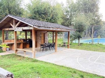 Casa en parcela venta 4D/4B piscina en Rio Plata - Pucón