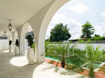 VILLA - LUXURY VILLA DI JL PANTAI BERAWA DEKAT  CCS SCHOOL CANGGU BADUNG