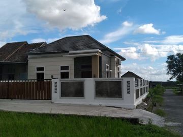 DIJUAL RUMAH ASRI DAN NYAMAN 3 KAMAR TIDUR DEKAT JALAN UTAMA