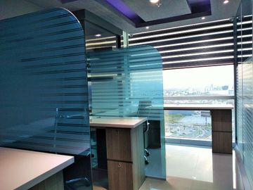 OFICINA EN VENTA AMUEBLADA DE 118m2 PISO 15 EN TORRE JV3, ZONA ANGELÓPOLIS!!