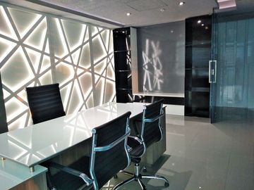 OFICINA EN VENTA AMUEBLADA DE 118m2 PISO 15 EN TORRE JV3, ZONA ANGELÓPOLIS!!